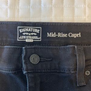 Levi black mid-rise Capri size 16